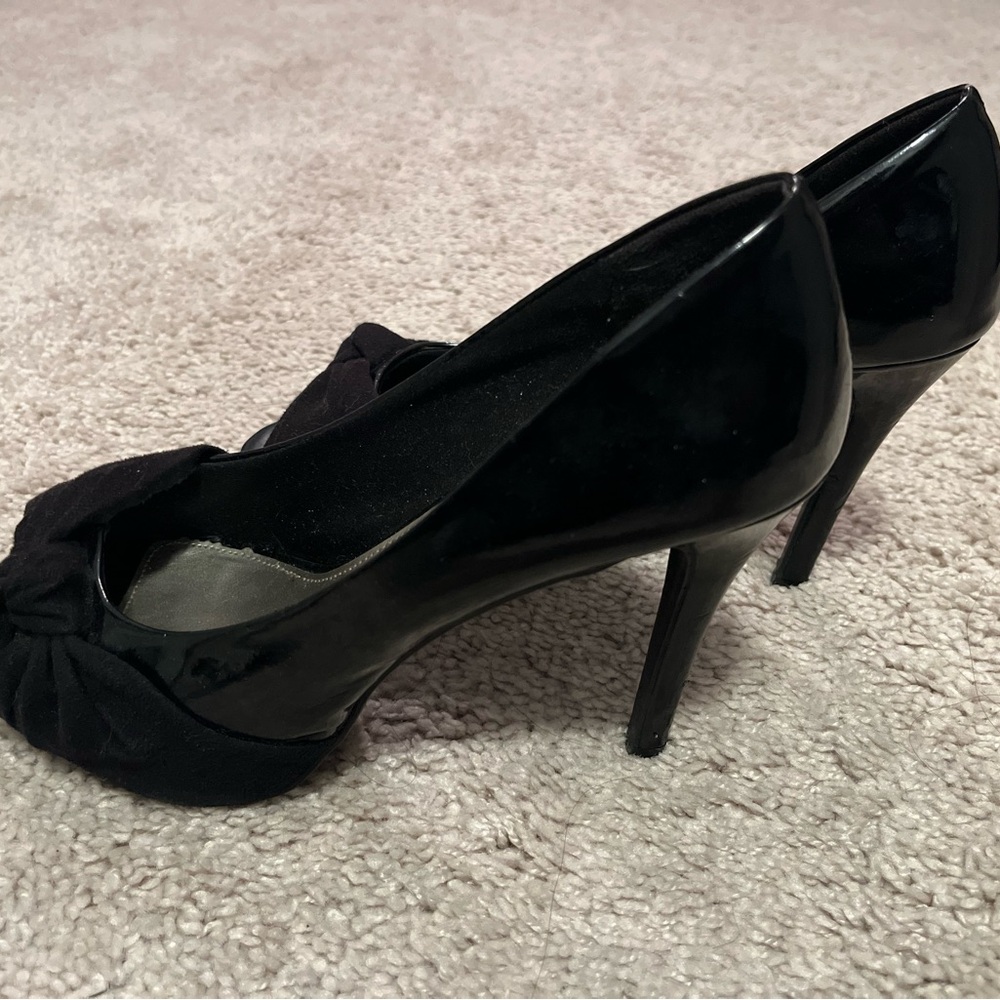 FIONI Clothing Black Heels with Floral Detail - Picture 4 of 5